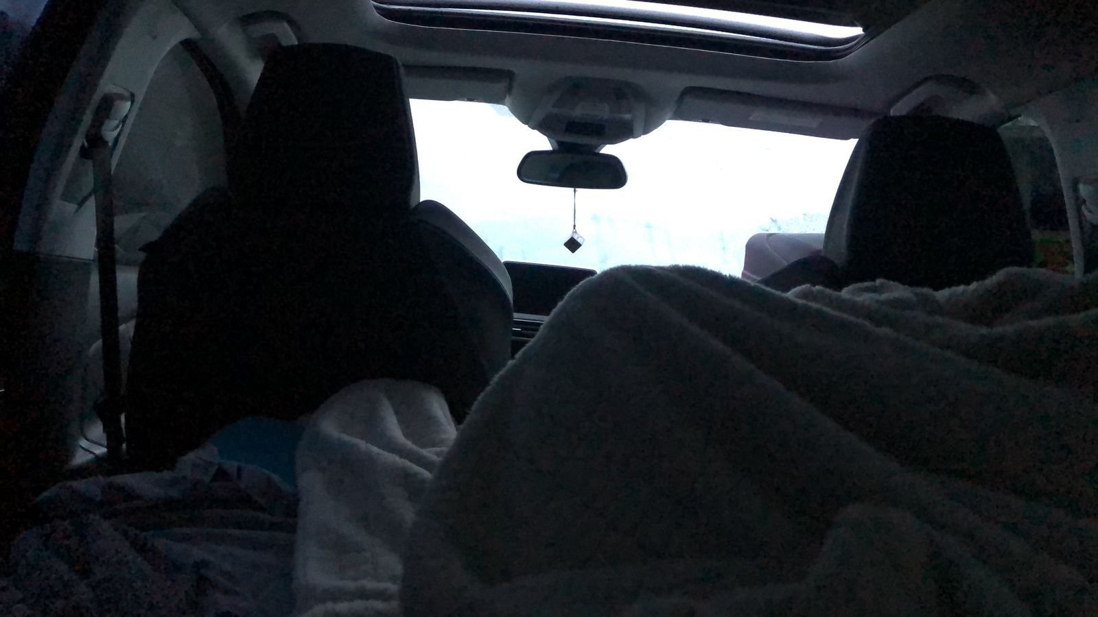 万卡约郊外,1月18日,05:49:在车里睡了一夜后醒来。