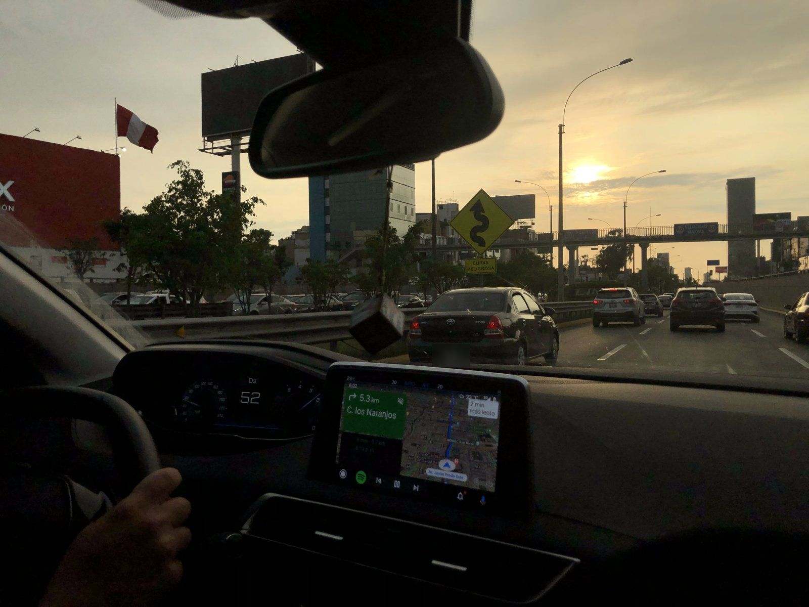 利马,1月29日,18:02:Willy 开车,又回到这座城市,南方走完了。